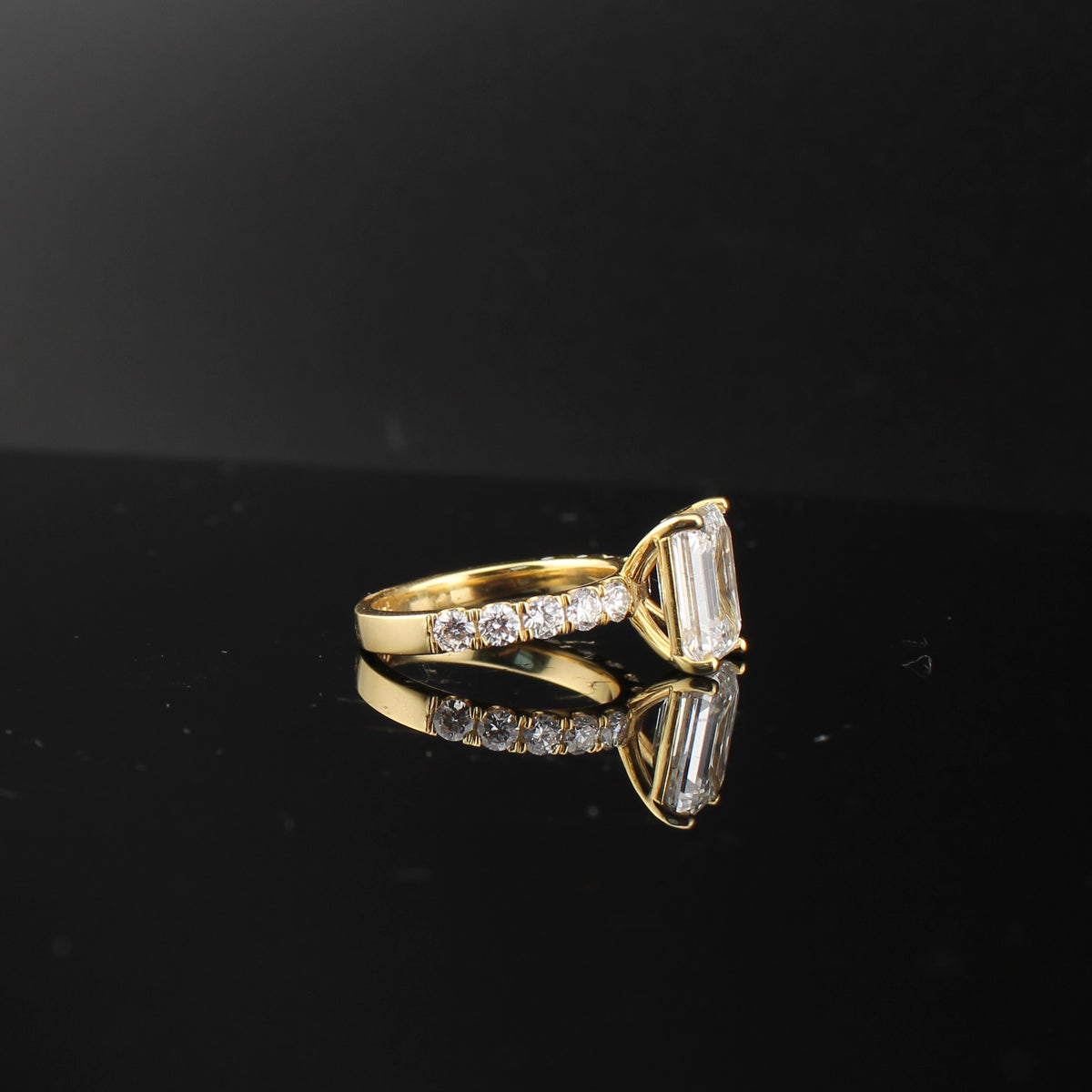 Anillo de compromiso radiante de oro de 14 quilates con diamantes de laboratorio
