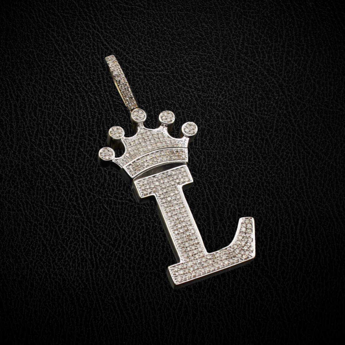 Colgante de oro de 10 quilates con inicial L y diamantes, peso total 0.65 ct