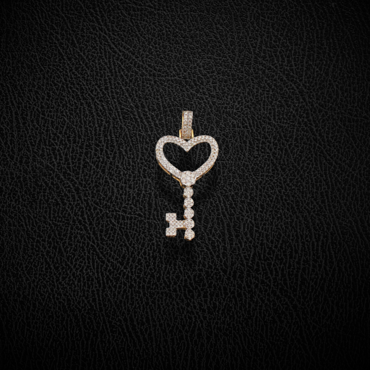 Colgante con llave de corazón de diamante de oro de 10K real