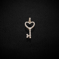 Colgante con llave de corazón de diamante de oro de 10K real