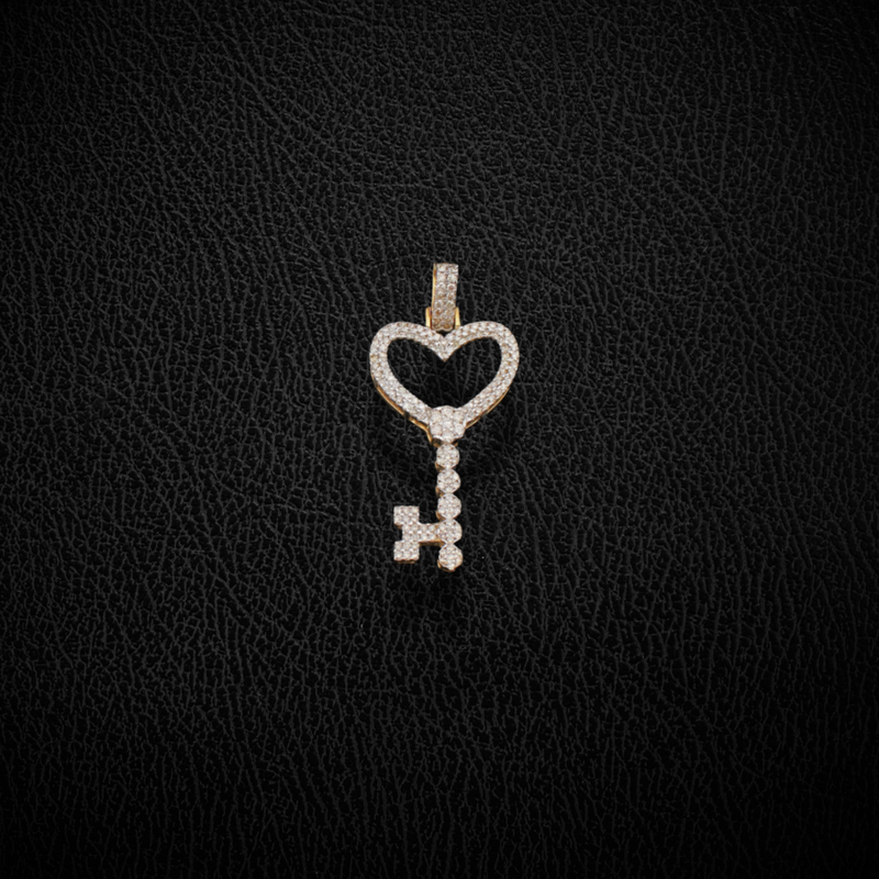Colgante con llave de corazón de diamante de oro de 10K real