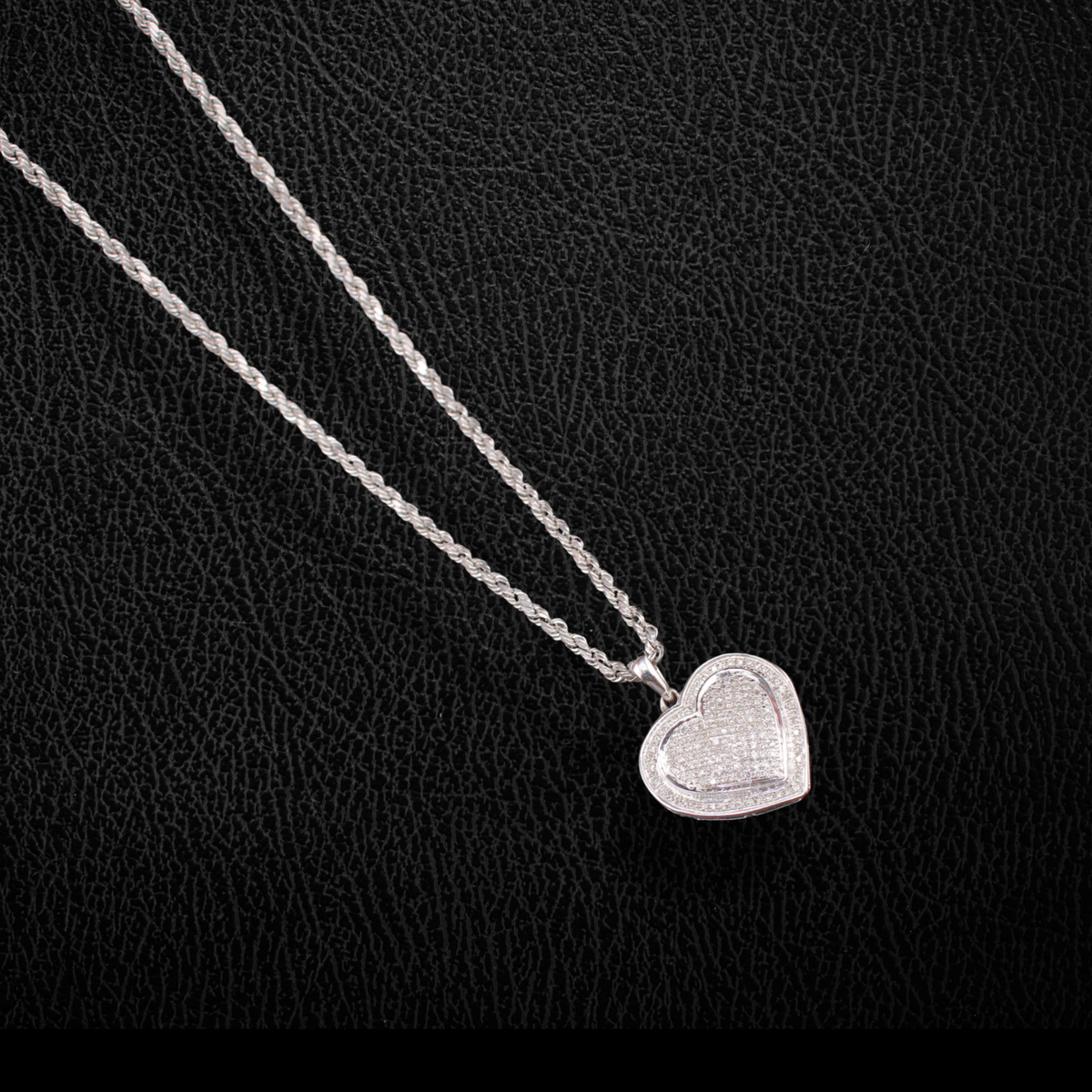 Colgante y cadena de corazón con diamante de oro de 10K real
