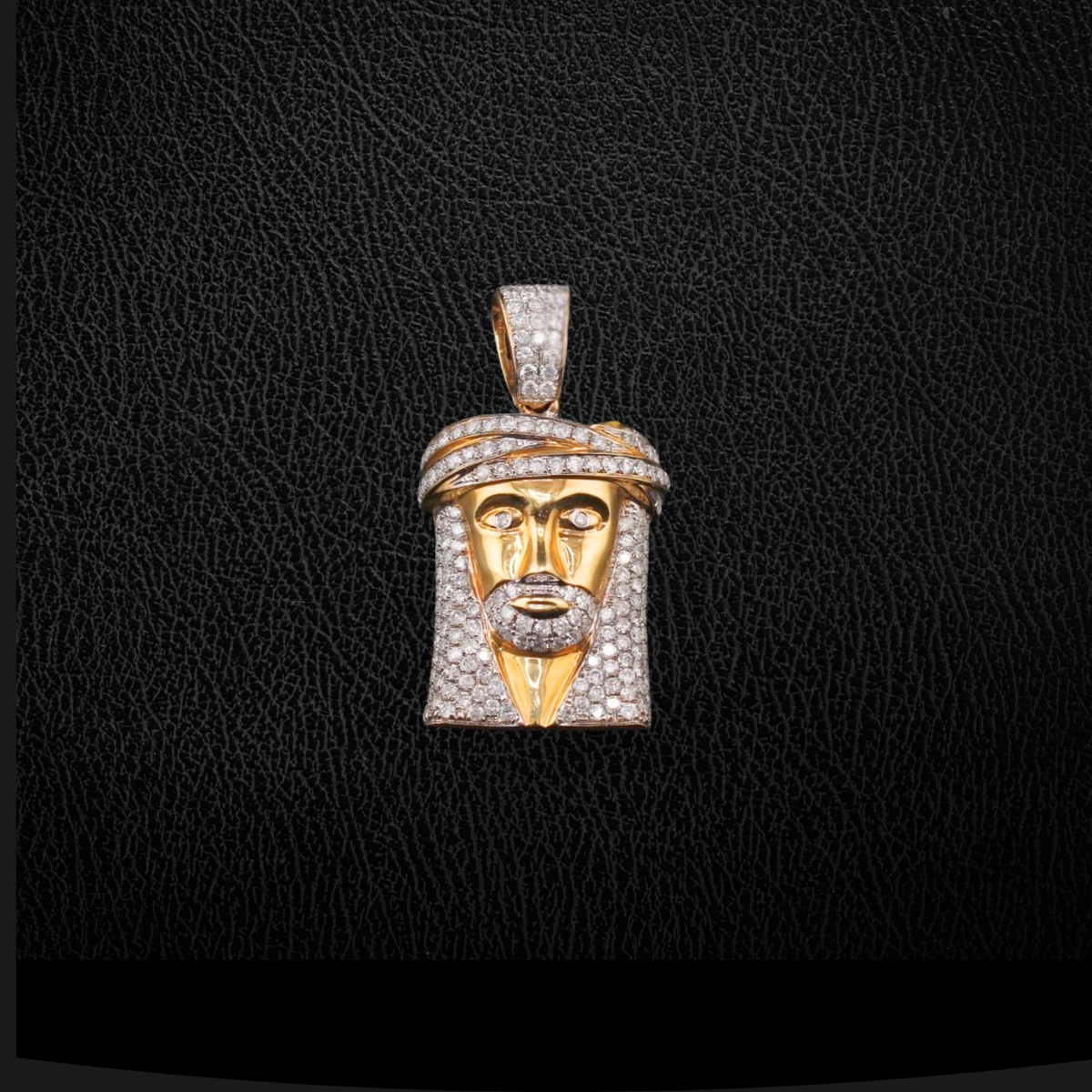 Colgante de Jesús de oro macizo de 14 quilates con diamantes