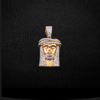 Colgante de Jesús de oro macizo de 14 quilates con diamantes