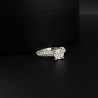 Anillo de bodas redondo de oro de 10 quilates con diamantes auténticos
