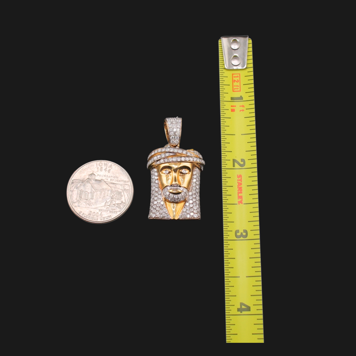 Colgante de Jesús de oro macizo de 14 quilates con diamantes