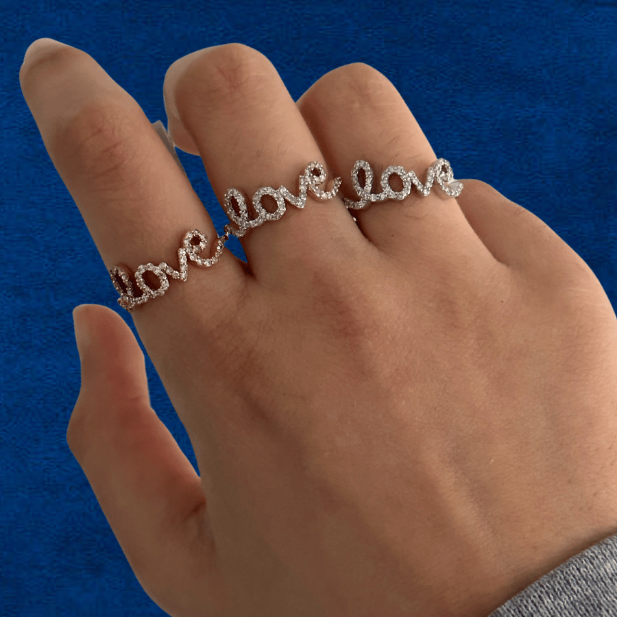 Anillo de Oro de 10K con Diamantes y la palabra "Love" en Cursiva