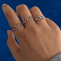 Anillo de Oro de 10K con Diamantes y la palabra "Love" en Cursiva