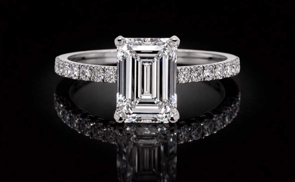Anillo de Oro Blanco de 14K con Esmeralda de Laboratorio y Diamantes 3.54 CTW