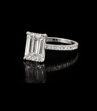 Anillo de Oro Blanco de 14K con Esmeralda de Laboratorio y Diamantes 3.54 CTW
