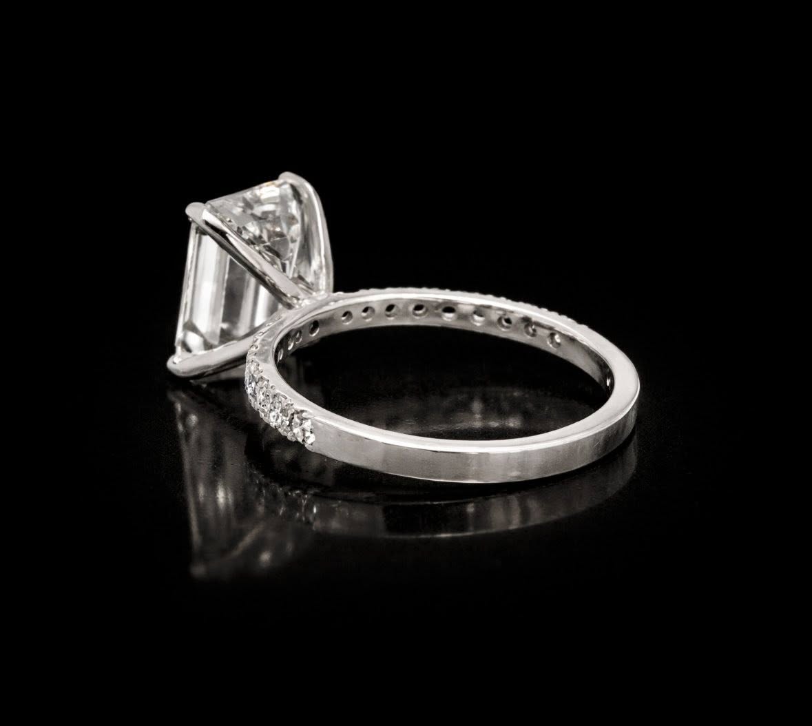 Anillo de Oro Blanco de 14K con Esmeralda de Laboratorio y Diamantes 3.54 CTW