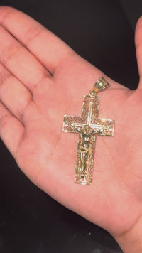 Colgante de oro de 10K con crucifijo