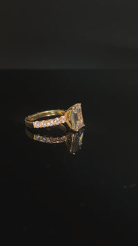 Anillo de compromiso radiante de oro de 14 quilates con diamantes de laboratorio